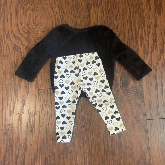 Carter's 6 Months "Flawless" Black & Gold Outfit, Sweater & Leggings - Picture 2 of 4